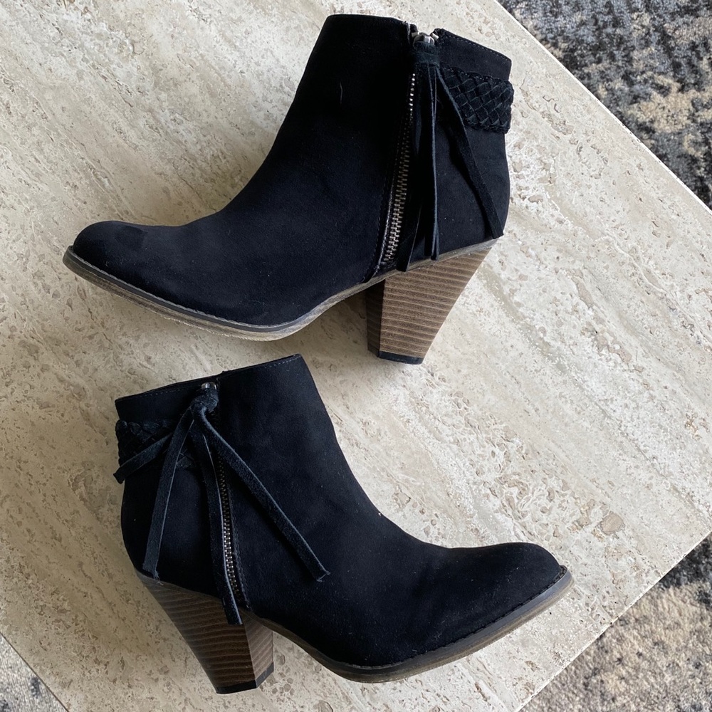 SALE‼️Mia Finnegan braided zip tassel pull sueded Ankle stacked heel 8 hy999